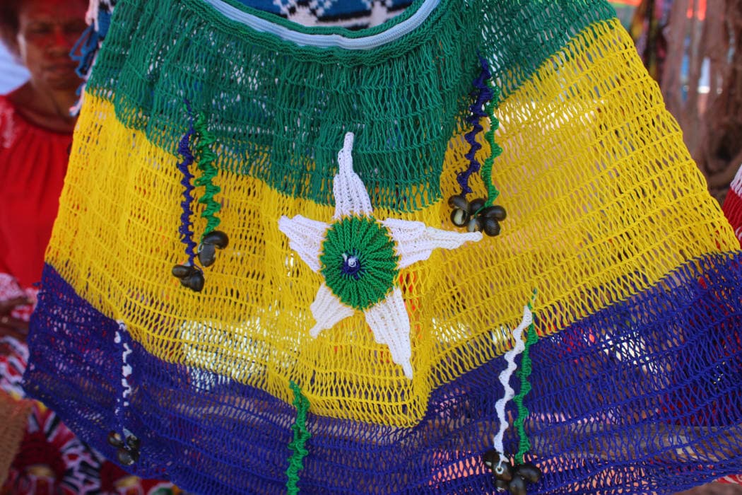 A plastic string bilum with Morobe Provincial flag colours